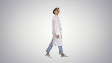 Mühendis kadın gradyan arkaplanda nesneyi geziyor ve kontrol ediyor.