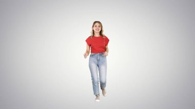 Eğimli arka planda koşan mutlu, komik kadın.