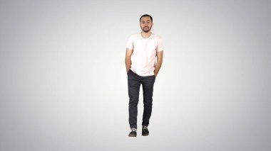 Değişken arka planda gelişigüzel yürüyen adam..