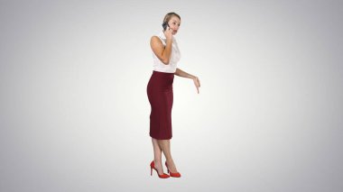 Genç ve mutlu bir kadının gradyan arka planda telefonla konuşmasının tam boy portresi..