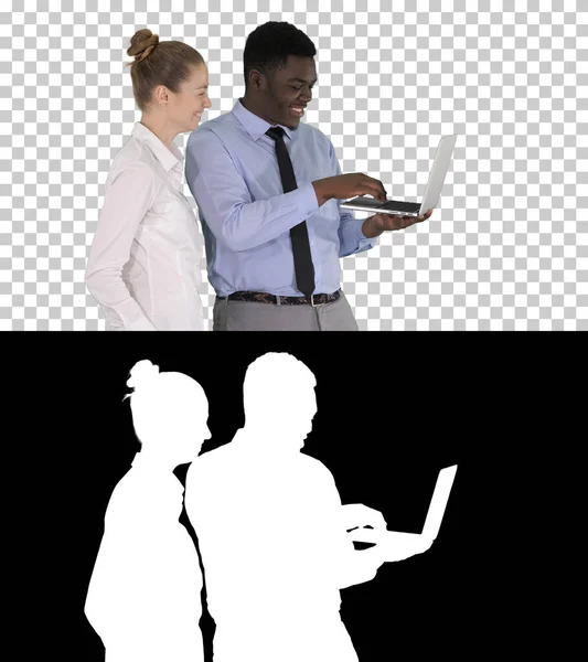 アフリカ系アメリカ人のビジネスアドバイザーが白人のビジネスウーマンと話すノートパソコン画面で何かを見せるアルファチャンネル — ストック写真