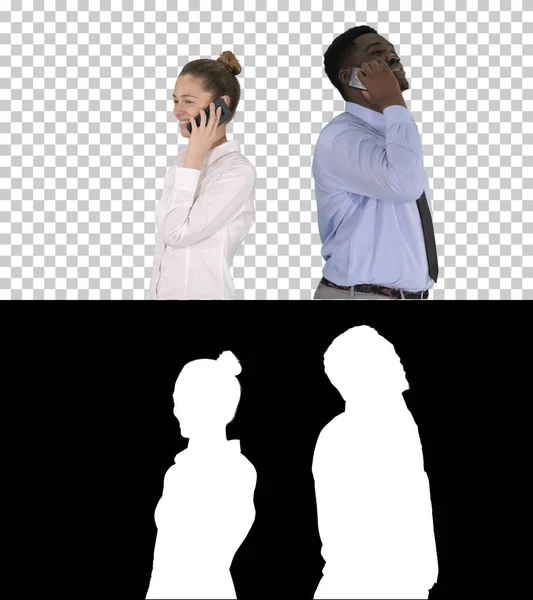 Νεαρός Αφροαμερικάνος άνδρας και γυναίκα στέκεται πλάτη με πλάτη κάνοντας τηλεφωνήματα, κανάλι Άλφα — Φωτογραφία Αρχείου