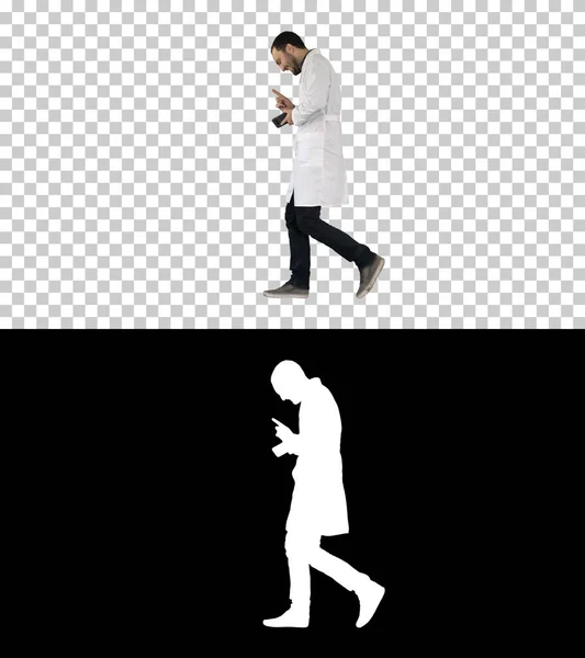 Promenader attraktiv skrattande läkare, Alpha Channel — Stockfoto