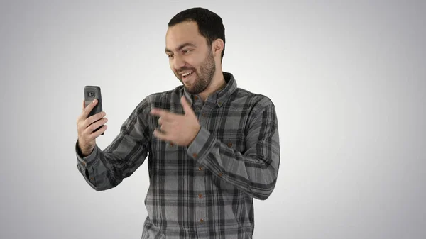 Exprecie a conversa no telefone de um homem Videoblog, blog, vlog no fundo gradiente. — Fotografia de Stock