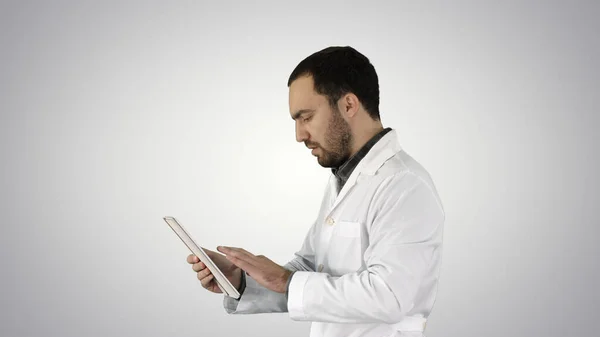 Healthcare, medical and technology Doctor talking to a patient using tablet on gradient background. — Stock Photo, Image