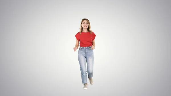 Feliz mulher engraçada correndo em fundo gradiente. — Fotografia de Stock