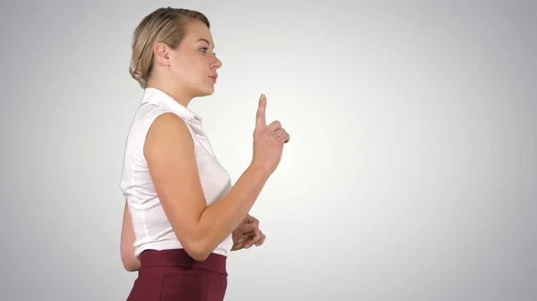 Quiero hablar contigo Retrato de una hermosa mujer rubia caminando y hablando sobre un fondo degradado. — Foto de Stock