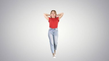 Güzel, mutlu, genç bir kadın sabahları arka planda yürüyor ve esniyor..