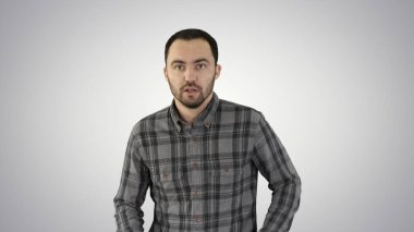 Genç adam arkaplanda koşuyor ve gülümsüyor.