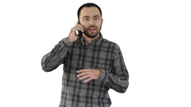 Bir adam telefonda konuşuyor ve beyaz arka planda gülümsüyor..