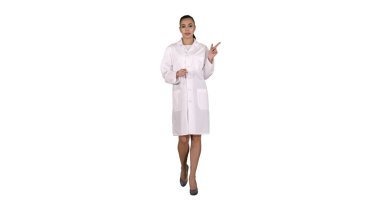 Çekici bir doktor beyaz arka planda ürünü sunuyor..