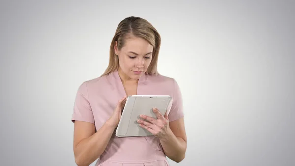 Menina bonito, bonito com tablet no fundo gradiente. — Fotografia de Stock