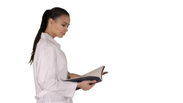 白い背景でノートを歩くと読書と魅力的な医学生や医師. — ストック写真