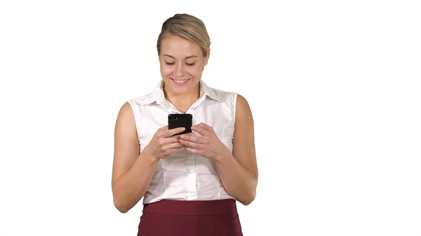 Biznes lady SMS wiadomość podczas chodzenia na białym tle. — Zdjęcie stockowe