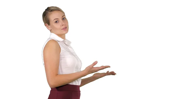 Atrakcyjna bizneswoman spaceruje i rozmawia z kamerą na białym tle. — Zdjęcie stockowe