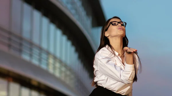 Bastante joven empresaria enviando un beso a alguien mientras baila —  Fotos de Stock