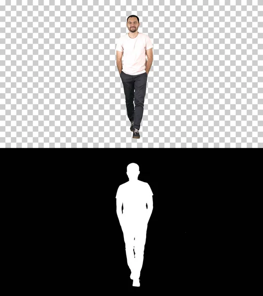 Kendine güvenen genç bir adam ileri yürüyor ve beyaz gömlekli kameraya bakıyor, Alpha Channel. — Stok fotoğraf