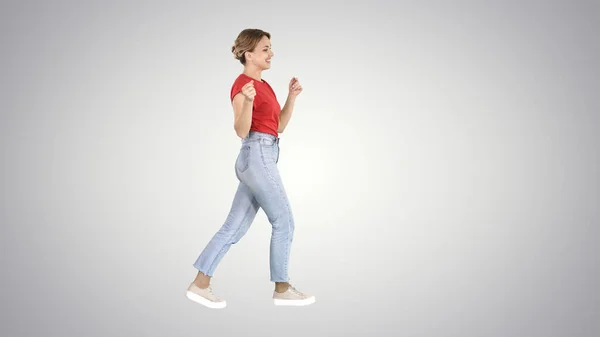 Gelukkig lachende vrouw dansen en plezier hebben op gradiënt achtergrond. — Stockfoto