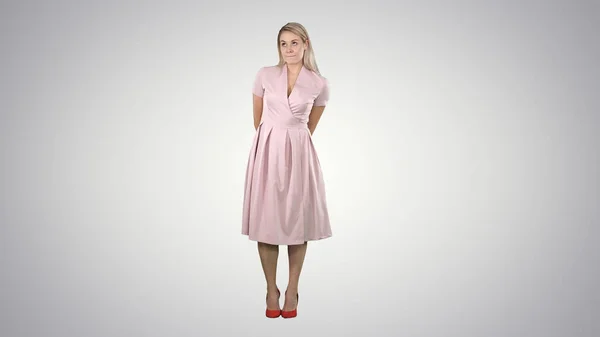 Portret van mode lachende jonge mooie vrouw model poseren in roze jurk op gradiënt achtergrond. — Stockfoto