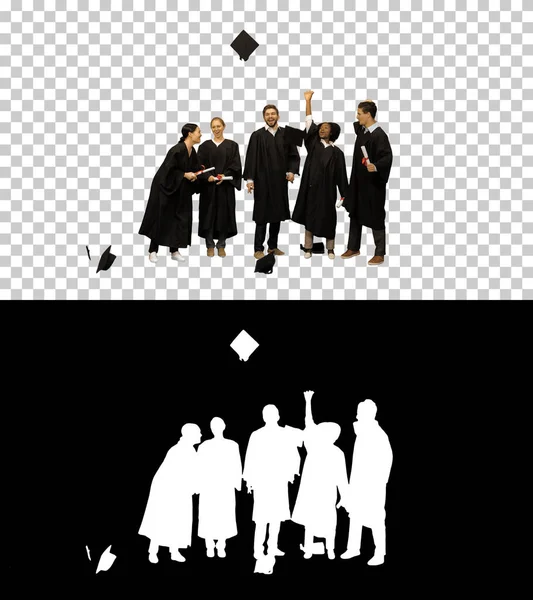 Graduation Caps werden von einer glücklichen Gruppe von Stud in die Luft geschleudert — Stockfoto