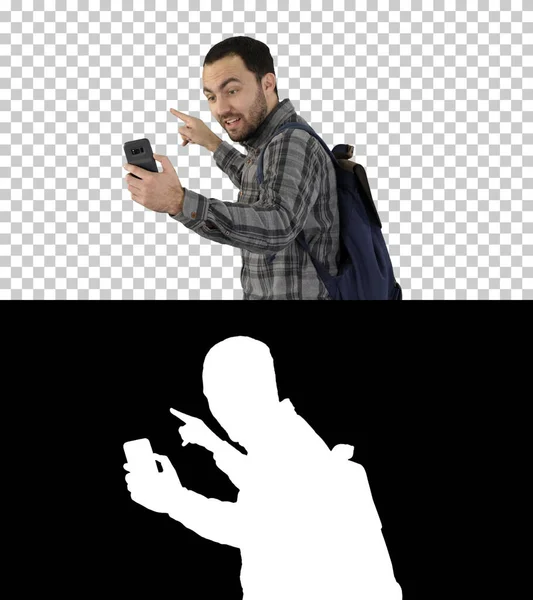 Lidé, životní styl, příroda a dobrodružství koncept Stylový mladý cestovatel s batohem drží smartphone a natáčení sám, nahrávání video zprávy o své cestě pro jeho blog, Alpha Channel — Stock fotografie