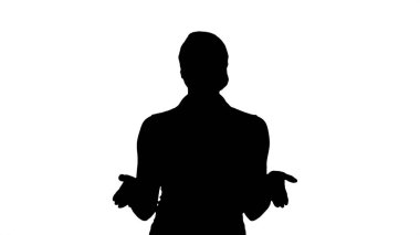 Siluet Neşeli genç güzel kadın yürürken kameraya konuşuyor.