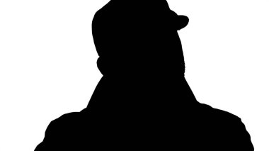 Yarı sezon kıyafetli siluet adam seninle konuşuyor. Asla yapma..