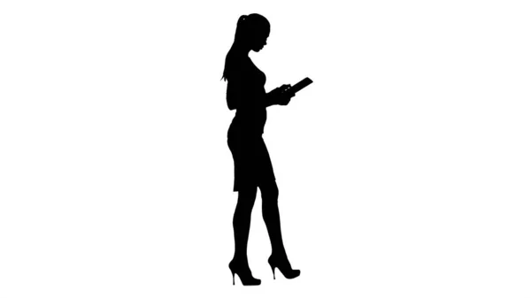 Silhouet Aantrekkelijke zakenvrouw met een digitale tablet tijdens het lopen. — Stockfoto