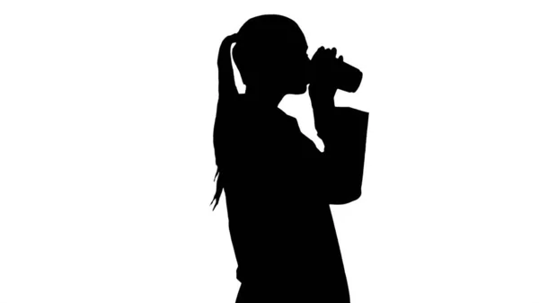 Silhouette Ärztin trinkt Kaffee und geht. — Stockfoto