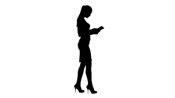 Silhouette Schöne junge erwachsene Frau hat Spaß beim Spielen mit Tablet. — Stockfoto
