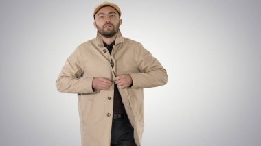 Soğuk hava Sonbahar ya da Kış Günü Çukurdaki Adam değişken arkaplanda düğmelerini ilikliyor.