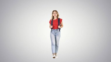 Genç bir kadın model yürüyüş yapıyor. Sırt çantasıyla geziyor..