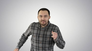 Yakışıklı adam yürür, şarkı söyler ve arka planda müzik eşliğinde dans eder.