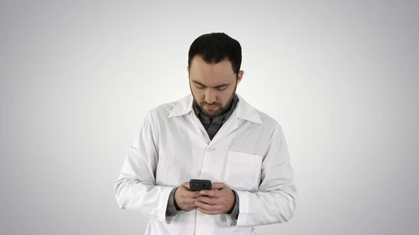 Doctor hablando en el teléfono móvil en el fondo gradiente. — Foto de Stock