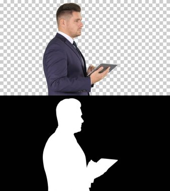 Genç işadamı dijital tablete dokunuyor ve önündeki nesneyi kontrol ediyor, Alpha Channel.