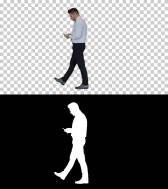 Alfa Kanalı 'nda yürüyen ve cep telefonu kullanan olgun bir adam.