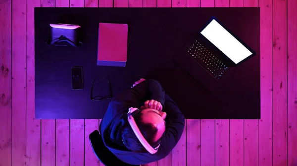 Excited guy watching game on laptop. White Display. — Stock Photo, Image