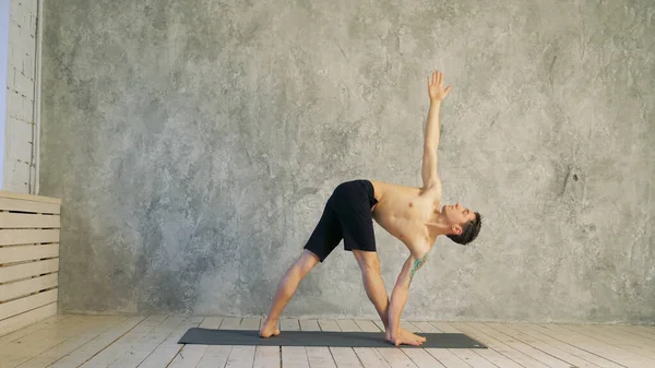 Posição de ioga asana conceito de exercício de vida saudável - Homem fazendo como — Fotografia de Stock