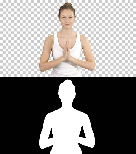 Jovem yogi mulher praticando ioga, fazendo gesto namaste, exercitando-se, vestindo t-shirt branca, Canal Alpha — Fotografia de Stock