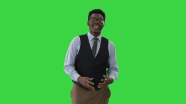 Genç Afrikalı Amerikalı iş adamı yeşil ekranda yürürken kameraya el kol hareketi yapıyor ve konuşuyor, Chroma Key.
