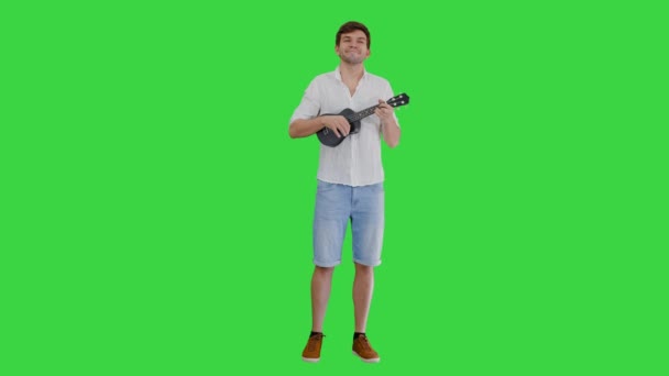 Hombre italiano tocando una guitarra de juguete en una pantalla verde, Chroma Key. — Vídeo de stock