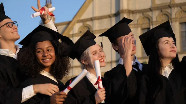 Studenti laureati scattare selfie dopo la laurea. — Foto Stock