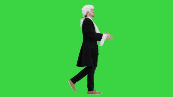 Uomo vestito da cortigiano parlando espressivamente e rinunciando le mani mentre cammina e guardando la fotocamera su uno schermo verde, Chroma Key. — Video Stock