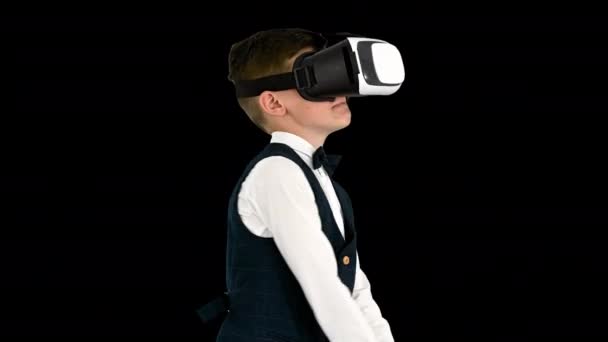 Возбужденный мальчик в формальной одежде играет в игру с мечом в очках виртуальной реальности, Альфа-канал — стоковое видео