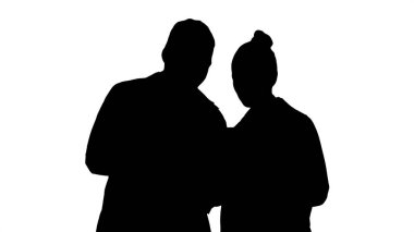 Siluet Tıbbi Ekibi, gri bir dizüstü bilgisayarın önünde çalışırken,.