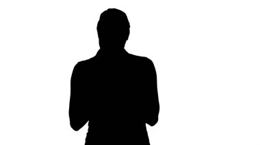 Siluet İş kadını yürürken mesaj atıyor.