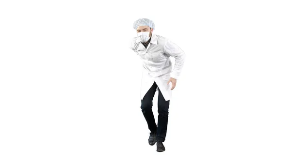 Läkaren bär sin uniform och bär en mask han går på ett roligt sätt på vit bakgrund. — Stockfoto