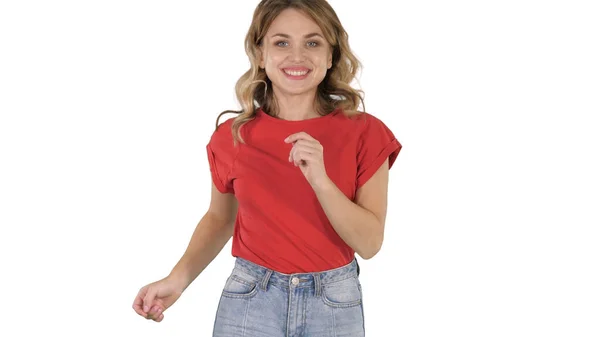 Chica corriendo vistiendo camiseta roja y jeans Sonriendo sobre fondo blanco. — Foto de Stock