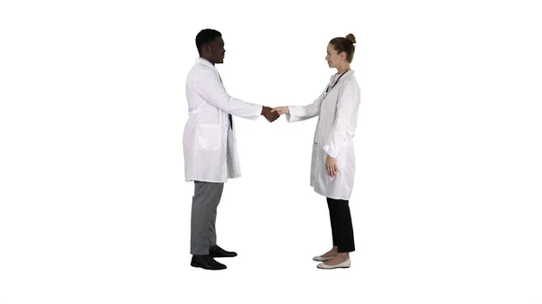 两名年轻医生在白底上握手. — 图库照片
