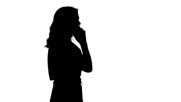 Silhouette γυναίκα μιλάει στο τηλέφωνο. — Φωτογραφία Αρχείου